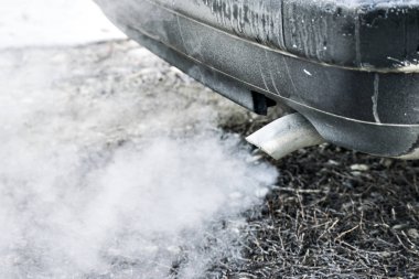 Egzoz borusu yayar Araba, egzoz gazları atmosfere.