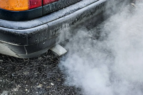 大気中に排気ガスを出す車の排気管 — ストック写真