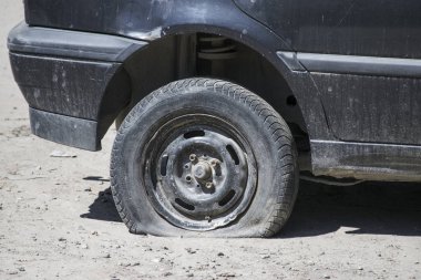 Off-road sürüş sırasında düz lastik.