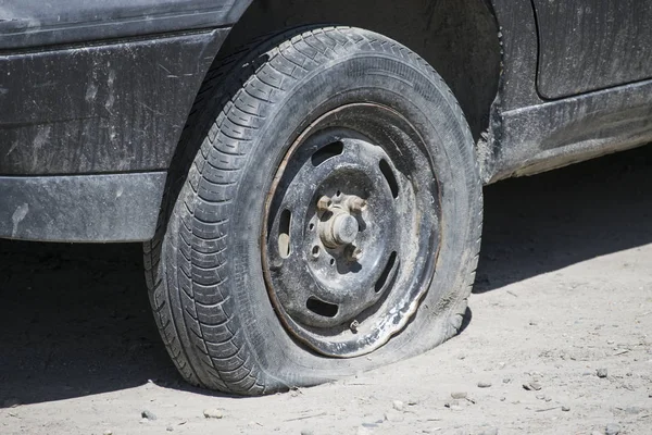 オフロード走行中のパンクタイヤ — ストック写真