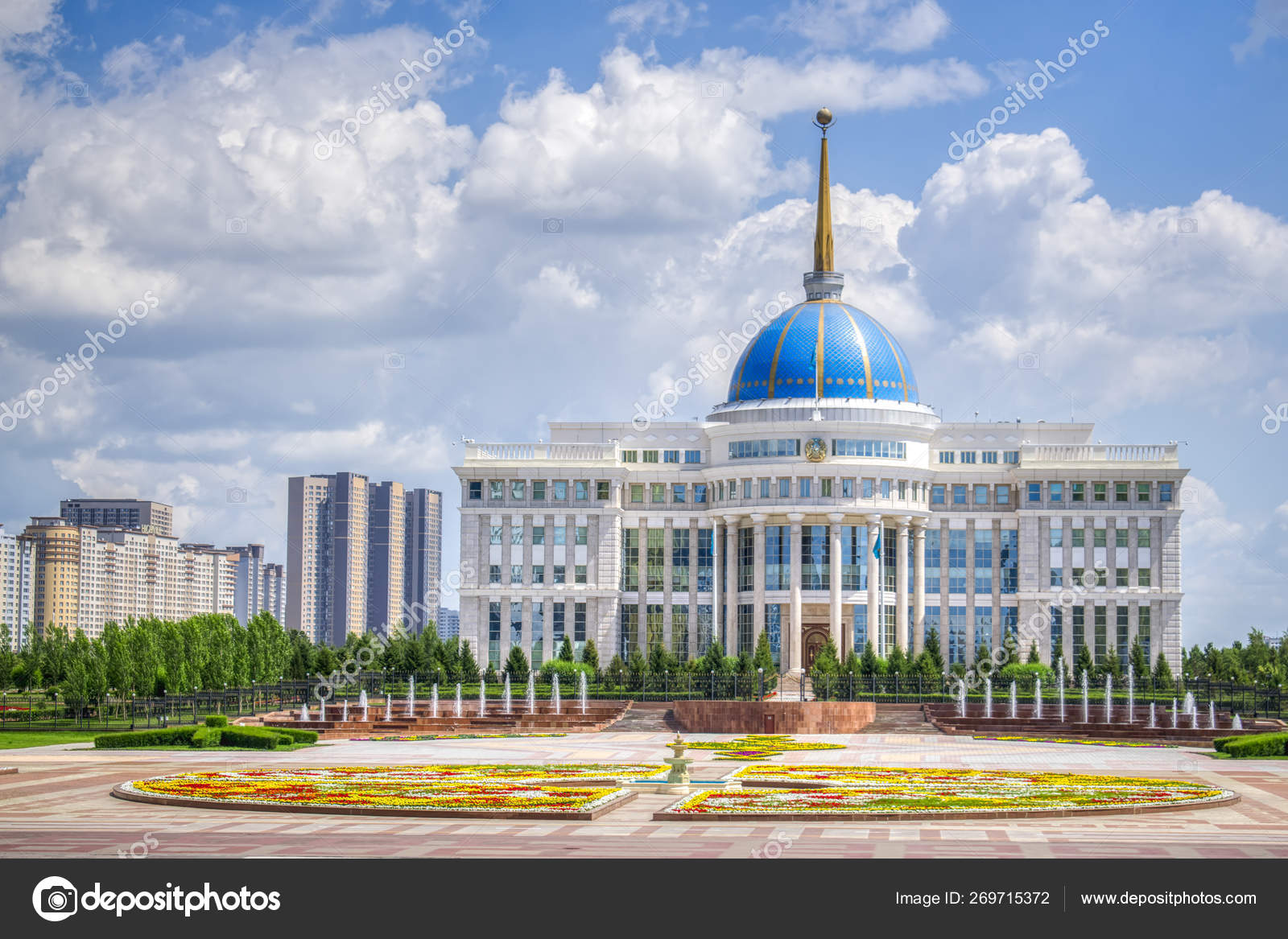 阿斯塔纳哈萨克斯坦2017 哈萨克斯坦总统阿科尔达在阿斯塔纳的官邸—— 库存社论照片© STARSsoft #269715372