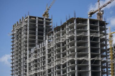 Beton çok katlı bir binanın inşaatı görünümü.