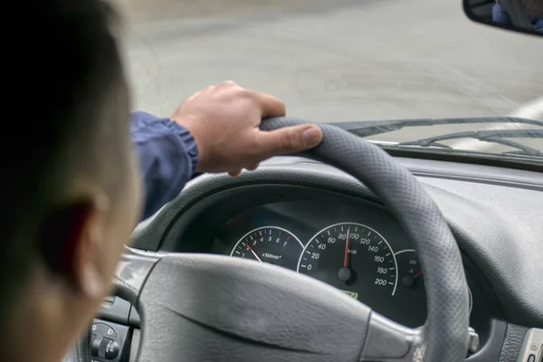 Velocímetro Del Coche Mano Del Conductor Volante —  Fotos de Stock