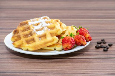 Çilek ile pudra şekeri serpilir Viyana waffle.