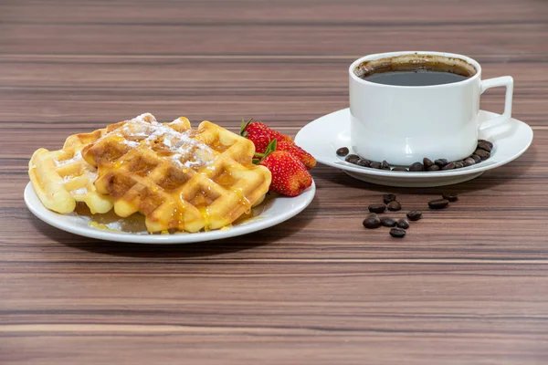 Weense Wafels Besprenkeld Met Poedersuiker Besprenkeld Met Honing Aardbeien Buurt — Stockfoto