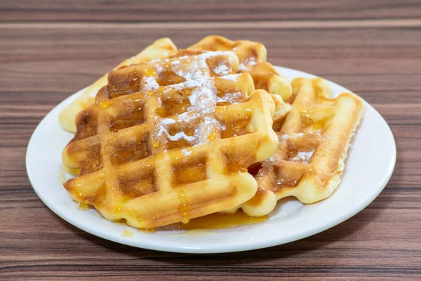 Viyana waffle bir tabak üzerine pudra şekeri serpilir.