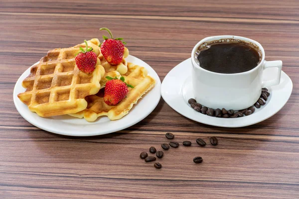 Weense Wafels Met Aardbeien Een Kopje Koffie — Stockfoto