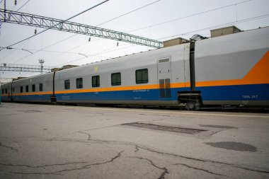 Almat, Kazakistan - 09.06.2019: Demiryolu binek otomobillerinin görünümü 