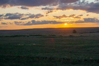 Kazakistan bozkırlarında güneşli gün batımı.