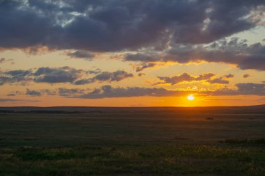 Kazakistan bozkırlarında güneşli gün batımı.