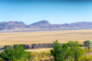 Dağların arka planı üzerinde Kazakistan bozkırları.