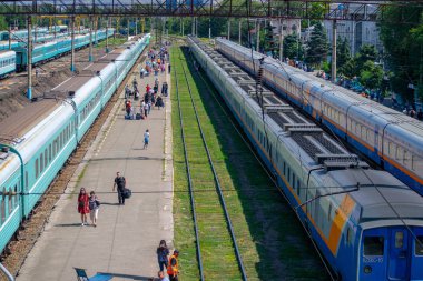 Almat, Kazakistan - 09.06.2019: İstasyondaki demiryolları arasındaki platformun görünümü 