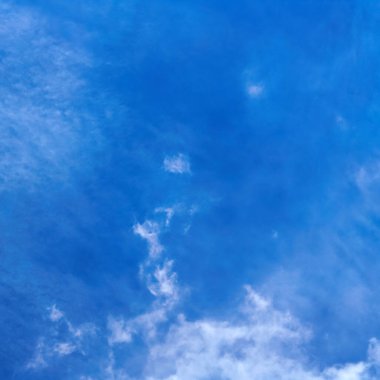 Mavi Gökyüzü ve Bulutlar