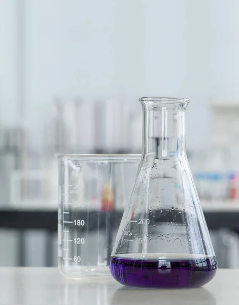 마이어 플라스크 Erlenmeyer Flask 실험실 테이블에 보라색 물질을 포함하고 Peranganate — 스톡 사진