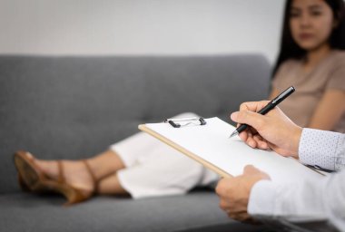 Depresyondaki üzgün kadın, akıl hastanesinde psikiyatristle görüşüyor.