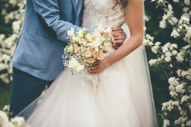 Düğün buketi damadın düğün günü içinde elinde. Gelin kaç sarılma