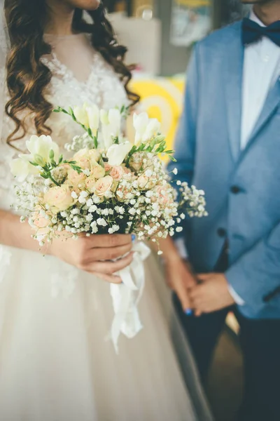 Bruid Bruidegom Verblijft Samen Met Boeket Handen Jurk Blauw Pak — Stockfoto