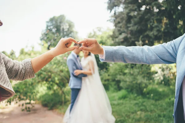 Lustiges Hochzeitsfoto Mit Frischvermählten Und Ringen Und Verschwommenem Paar Auf — Stockfoto