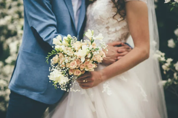 Buquê Casamento Mãos Noivo Dia Casamento Abraço Casal Nupcial — Fotografia de Stock