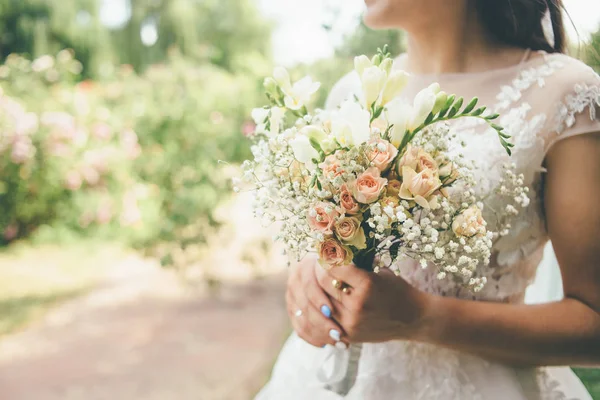 Νύφη Στο Γάμο Φόρεμα Εκμετάλλευση Όμορφα Λουλούδια Στο Πάρκο — Φωτογραφία Αρχείου