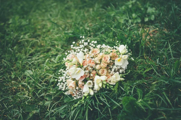 Brautstrauß auf dem grünen Gras — Stockfoto