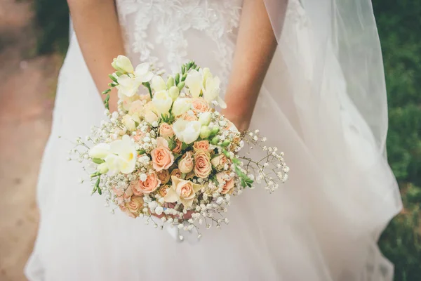 Mujer está sosteniendo hermoso ramo de boda en sus manos —  Fotos de Stock