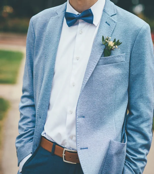 Жених с галстуком-бабочкой и в пиджаке и брюках — стоковое фото