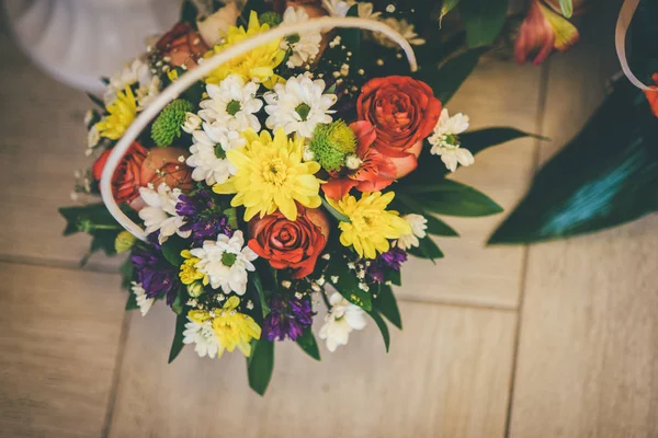 Košík květin na podlaze — Stock fotografie