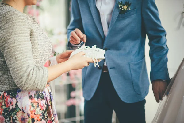 Ο Νυμφίος λήψη γαμήλιο δαχτυλίδι στο κοστούμι — Φωτογραφία Αρχείου