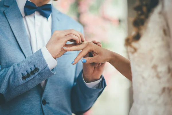 The moment of tying the wedding ring — Stock Photo, Image