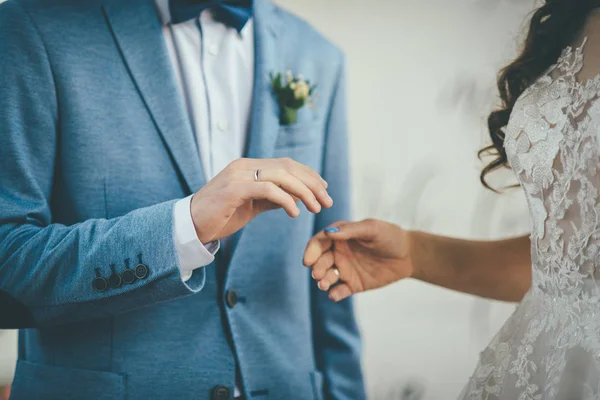 Bräutigam steckte seiner Braut einen Verlobungsring an — Stockfoto