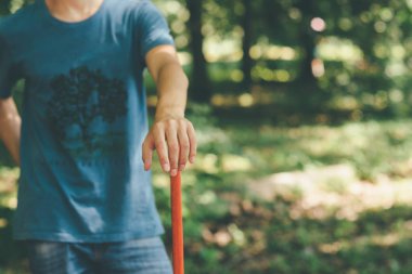 ekip oluşturma egzersiz kot ormanda elinde sopa ile