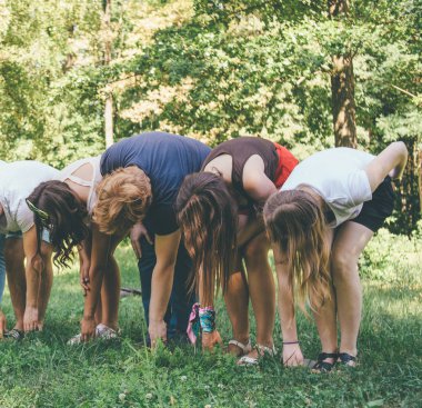 ekip oluşturma çalışmaları ile elleri ve bacakları tutan orman insanlar