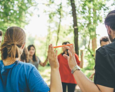 ekip oluşturma çalışmaları insanlar sopa ile yuvarlak tutuşup stand