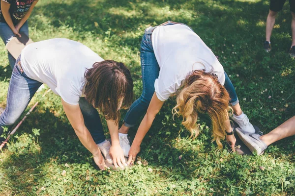 Teambuilding Ασκήσεις Ανθρώπους Που Κρατάνε Χέρια Και Πόδια — Φωτογραφία Αρχείου