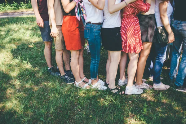 ekip oluşturma çalışmaları insanlar ayakta yakın kırpma bacaklar ve eller