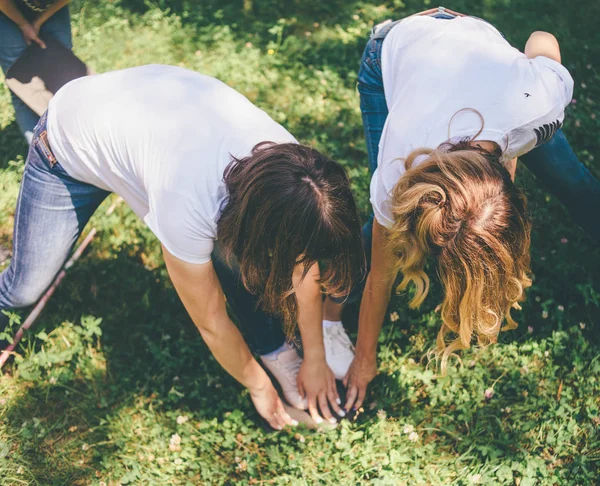 elleri ve ayakları tutan insanlar ile ekip oluşturma çalışmaları