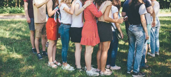 Teambuilding Oefeningen Mensen Permanent Nauwe Gewas Benen Handen Panorama — Stockfoto