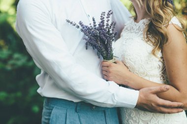 Beyaz gelinlik ve mavi pantolon güzel çift sarılma