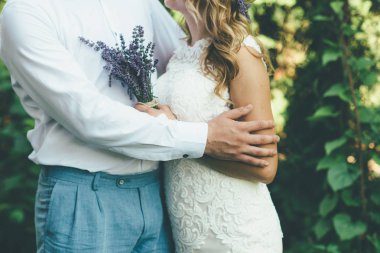 Beyaz gelinlik ve mavi pantolon güzel çift yaz aylarında sarılma