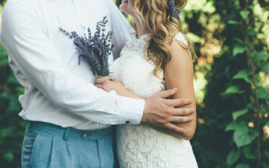 Beyaz gelinlik ve mavi pantolon güzel çift yaz aylarında sarılma