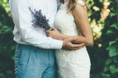 Beyaz gelinlik ve mavi pantolon güzel çift