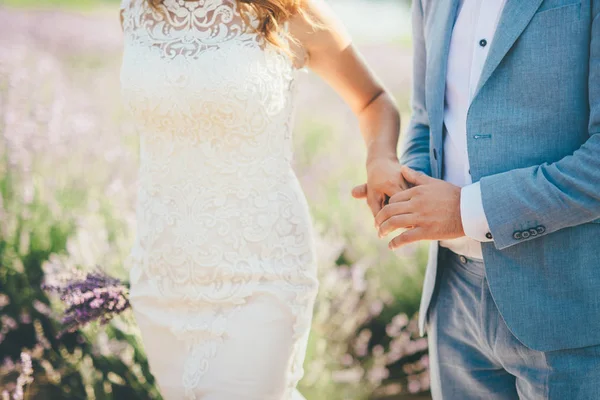 Bröllopsparet Håller Händerna Lavendelfält Med Bukett — Stockfoto