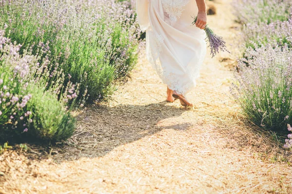 Mooie jonge vrouw bruid loopt op het Lavendel veld — Stockfoto