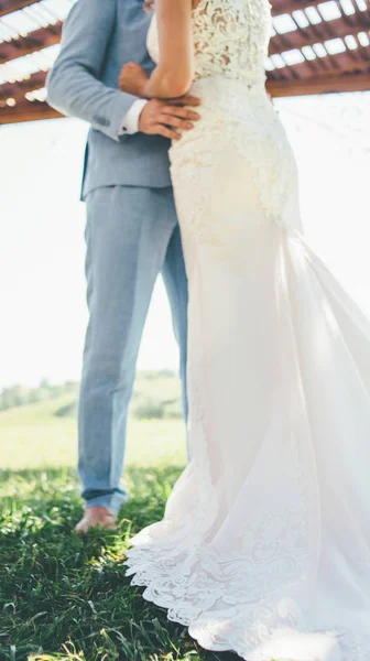 Hermosa pareja está abrazando en el día de la boda de verano —  Fotos de Stock