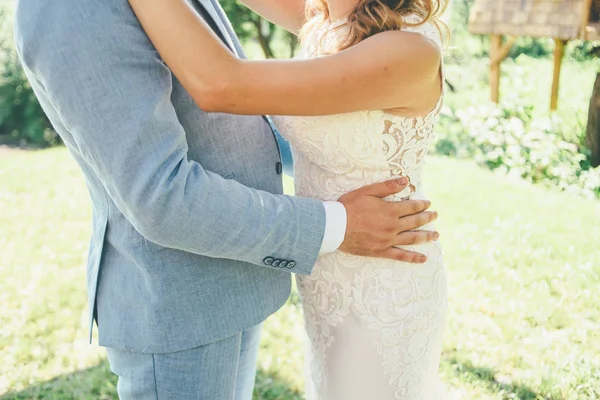 美しいカップルが結婚式の日を抱いています。 — ストック写真