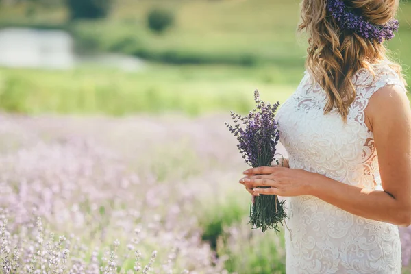 Bruid houdt het boeket met lavendel — Stockfoto