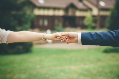 güzel düğün çifti Holding birlikte parkta eller