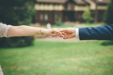 güzel düğün çifti Holding birlikte parkta eller