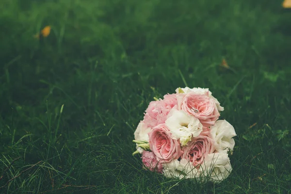 Hochzeitsstrauß Aus Rosa Und Weißen Rosen Auf Gras Liegend — Stockfoto